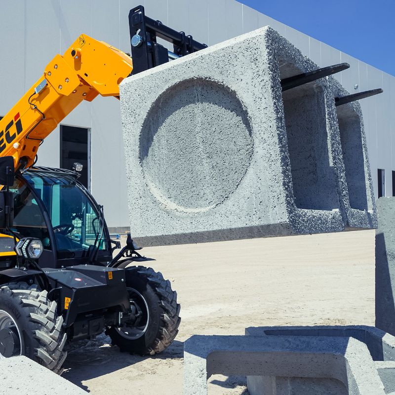 elevatore telescopico a braccio fisso per edilizia con ganci di sollevamento apollo dieci noleggio tecnostrutture