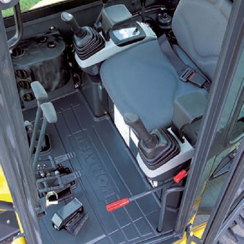 miniescavatore con interni confortevoli komatsu PCMR  noleggio tecnostrutture