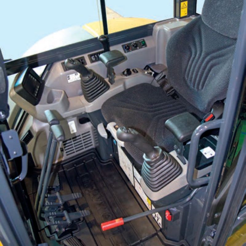 miniescavatore interni confortevoli komatsu PCMR  noleggio tecnostrutture