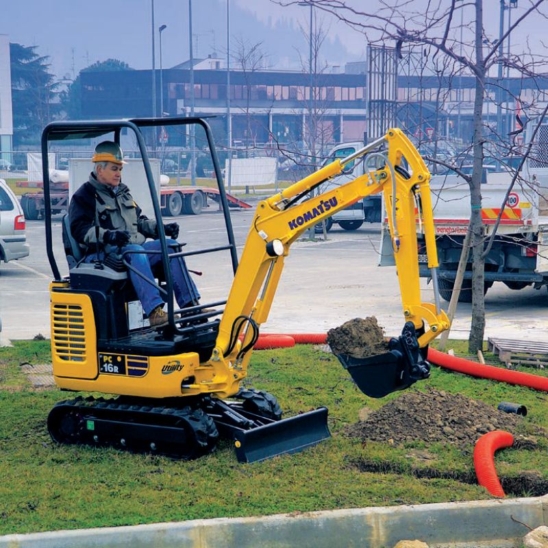 miniescavatore komatsu PCR  noleggio tecnostrutture