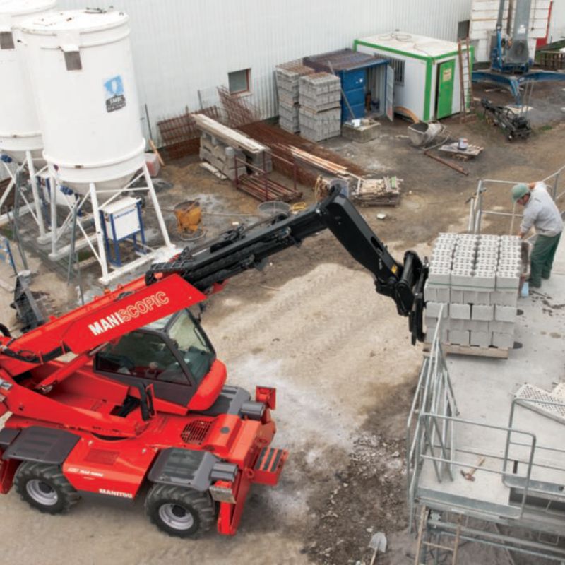 sollevatore telescopico rotativo adatto a qualsiasi terreno manitou  tecnostrutture