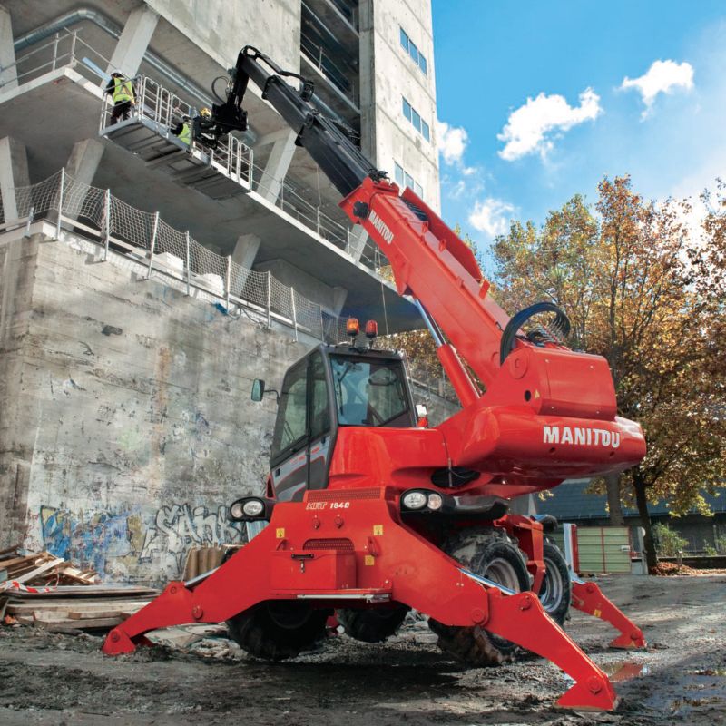 sollevatore telescopico rotativo con piattaforma aerea manitou  tecnostrutture